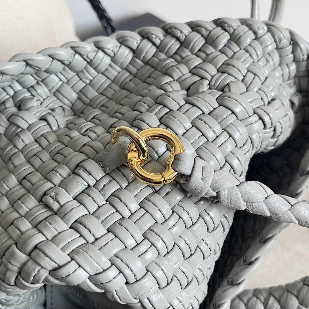Batch 3760 BV collectible small woven handbags are really YYDS!! Bottega Veneta’s most classic small woven handbags are back! ! We use the highest quality leather with the highest craftsmanship❤️ to create the most expensive works. We have created the Intrecciato leather weaving process❤️ This unique traditional exclusive leather weaving method has not only become our logo but also reflects the time-consuming and labor-intensive craftsmanship of our products❤️ The new TOSCA handbag must be a selection worth collecting🆕 Style number: 776755 Size: 20*15.5*7cm